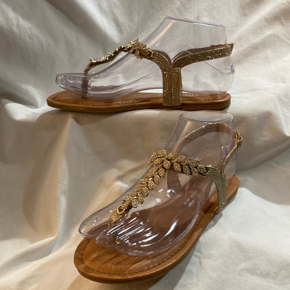 TRENDSup Collection ~ Womens Size 5 Leaf Gold Thong Sandals